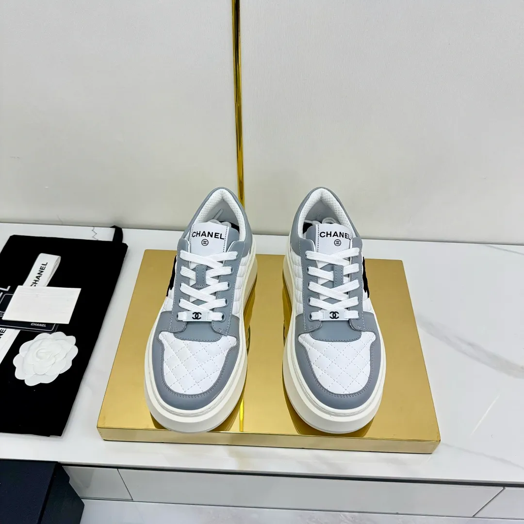 👟👟Ex-factory price 600👟👟 Upgraded version, upgraded version, upgraded version! No rebuttal accepted! ! ! ! Chanel Chanel panda shoes! 2025 counter's top casual sports shoes. This classic design; the upper is electro-embroidered with a variety of techniques; the outsole is fashionable and sporty; the unusual inclusion of a variety of color matching elements... The diversified mix and match is very good-looking and versatile, and can be used for leisure, fashion, sports, and outdoor... ꫛꫀꪝ Go➫ Materials: ❶Upper made of: original imported first-layer silk cowhide + original waterproof cloth + original first-layer cowhide ❷Inner lining: Original Yangli+Net ❸Outsole based on: Original TPU combination outsole Counter boutique packaging complete set for women 35–41 👉 👉 👉 👉 👉